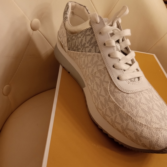 MK tennis shoes - Picture 2 of 4